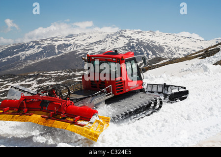 Schneepflug im Skigebiet in den Bergen der Sierra Nevada in der Nähe von Granada, Andalusien, Spanien. Stockfoto