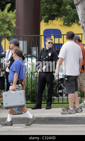 Benjamin McKenzie filmt eine Szene für einen kommenden Film als LAPD Offizier verkleidet. Los Angeles, Kalifornien - 29.09.08 Stockfoto