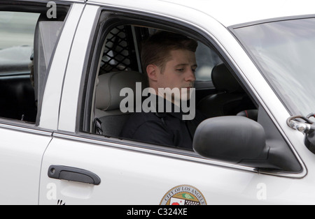 Benjamin McKenzie filmt eine Szene für einen kommenden Film als LAPD Offizier verkleidet. Los Angeles, Kalifornien - 29.09.08 Stockfoto