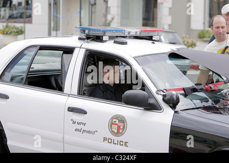 Benjamin McKenzie filmt eine Szene für einen kommenden Film als LAPD Offizier verkleidet. Los Angeles, Kalifornien - 29.09.08 Stockfoto