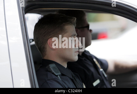 Benjamin McKenzie filmt eine Szene für einen kommenden Film als LAPD Offizier verkleidet. Los Angeles, Kalifornien - 29.09.08 Stockfoto