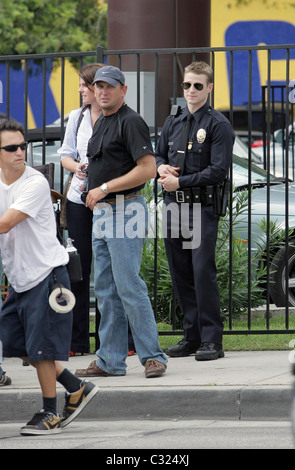 Benjamin McKenzie filmt eine Szene für einen kommenden Film als LAPD Offizier verkleidet. Los Angeles, Kalifornien - 29.09.08 Stockfoto