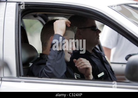 Benjamin McKenzie filmt eine Szene für einen kommenden Film als LAPD Offizier verkleidet. Los Angeles, Kalifornien - 29.09.08 Stockfoto