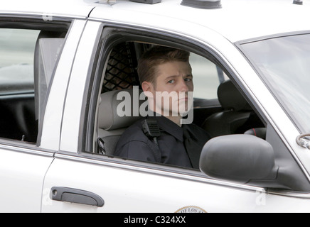 Benjamin McKenzie filmt eine Szene für einen kommenden Film als LAPD Offizier verkleidet. Los Angeles, Kalifornien - 29.09.08 Stockfoto