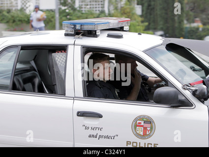 Benjamin McKenzie filmt eine Szene für einen kommenden Film als LAPD Offizier verkleidet. Los Angeles, Kalifornien - 29.09.08 Stockfoto