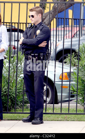 Benjamin McKenzie filmt eine Szene für einen kommenden Film gekleidet als Offizier LAPD Los Angeles, Kalifornien - 29.09.08 Michael Stockfoto