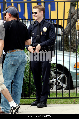 Benjamin McKenzie filmt eine Szene für einen kommenden Film gekleidet als Offizier LAPD Los Angeles, Kalifornien - 29.09.08 Michael Stockfoto