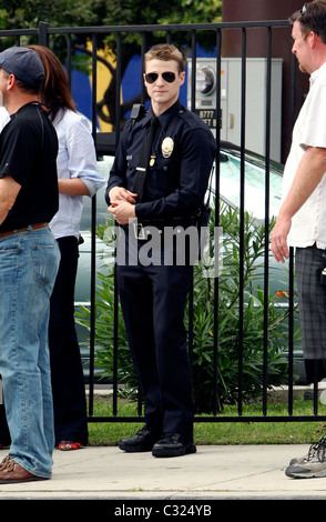 Benjamin McKenzie filmt eine Szene für einen kommenden Film gekleidet als Offizier LAPD Los Angeles, Kalifornien - 29.09.08 Michael Stockfoto