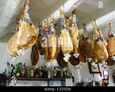 Jamon Iberico hängen von hölzernen Sparren in der Bar in Trevelez in La Alpujarra Region Andalusien Stockfoto