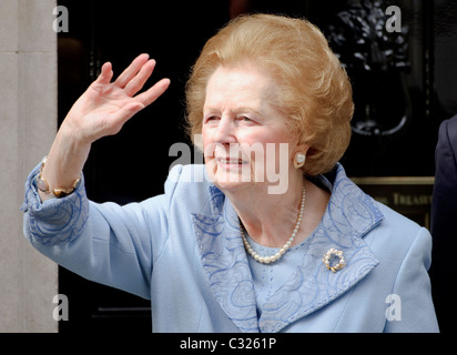 Premierminister David Cameron trifft ehemalige konservative Premierminister Baronin Margaret Thatcher in der Downing Street, London. Stockfoto