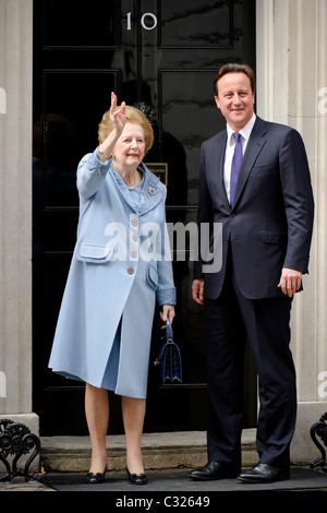 Premierminister David Cameron trifft ehemalige konservative Premierminister Baronin Margaret Thatcher in der Downing Street, London. Stockfoto