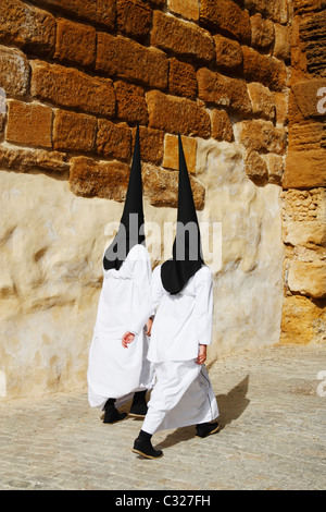 Mit Kapuze Büßer in der Nähe der Kirche während der Semana Santa (Ostern, Karwoche) in Carmona in der Nähe von Sevilla, Andalusien, Spanien Stockfoto