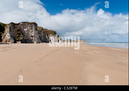 Strand und Klippen bei White Rocks in der Grafschaft Antrim. Stockfoto