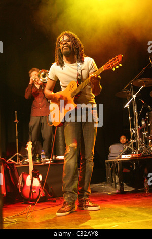 Seu Jorge führt an der Camden Roundhouse London, England - 30.10.08 Stockfoto