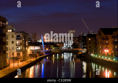 mit Blick auf den Fluss Aire von Büros und Wohnungen in der Stadt Leeds in Großbritannien Dämmerung Stockfoto