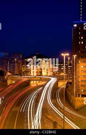 Ampel-Trails von Fahrzeugen reisen zu und von der Stadt Leeds bei Nacht Yorkshire uk Stockfoto