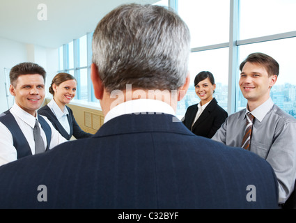 Rückansicht des gealterten Geschäftsmann Partner Konferenz Bericht zu Stockfoto