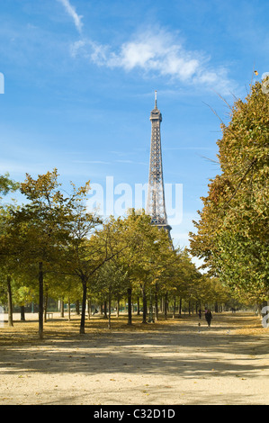 Blick auf den Eiffelturm von eine Allee von Bäumen in den Parc du Champ de Mars in Paris. Stockfoto