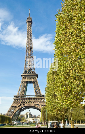 Blick auf den Eiffelturm aus dem Parc du Champ de Mars in Paris. Stockfoto