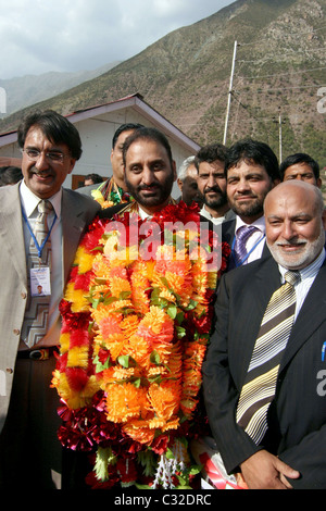 Mitglieder der Wirtschaftsdelegation aus Pakistan verwalteten Kaschmir nach der Begrüßung in Kaman Post. Indien und Pakistan Stockfoto