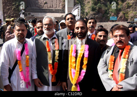 Mitglieder der Wirtschaftsdelegation aus Pakistan verwalteten Kaschmir nach der Begrüßung in Kaman Post. Indien und Pakistan Stockfoto