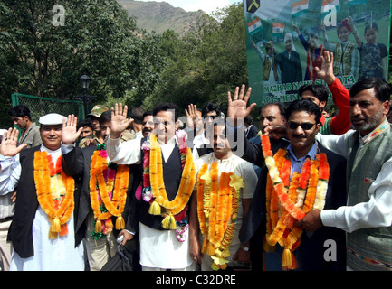 Mitglieder der Wirtschaftsdelegation aus Pakistan verwalteten Kaschmir nach der Begrüßung in Kaman Post. Indien und Pakistan Stockfoto