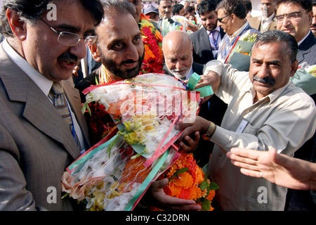 Mitglieder der Wirtschaftsdelegation aus Pakistan verwalteten Kaschmir nach der Begrüßung in Kaman Post. Indien und Pakistan Stockfoto