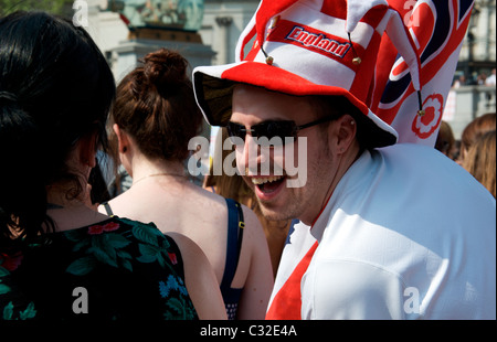 Mann in England Hut lachen, Str. Georges Tag Konzert am Trafalgar Square in London, England 23. April 2011 Stockfoto