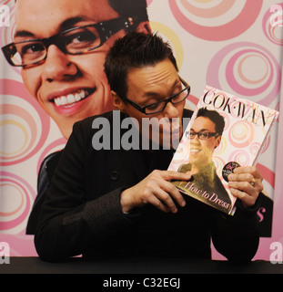 GOK Wan signiert sein neue Buch "wie man Kleid: Ihre komplette Styleguide für jede Gelegenheit" bei Waterstones in Bluewater Kent Stockfoto