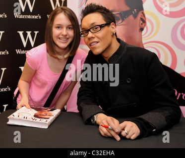 GOK Wan signiert sein neue Buch "wie man Kleid: Ihre komplette Styleguide für jede Gelegenheit" bei Waterstones in Bluewater Kent Stockfoto