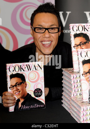 GOK Wan signiert sein neue Buch "wie man Kleid: Ihre komplette Styleguide für jede Gelegenheit" bei Waterstones in Bluewater Kent Stockfoto