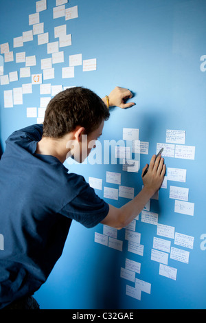 Teenager, die Überarbeitung für Mathematik A-Level mit Überarbeitung Karten stecken auf seiner Schlafzimmerwand. Stockfoto