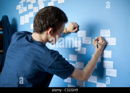 Teenager, die Überarbeitung für Mathematik A-Level mit Überarbeitung Karten stecken auf seiner Schlafzimmerwand. Stockfoto