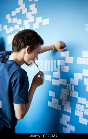 Teenager, die Überarbeitung für Mathematik A-Level mit Überarbeitung Karten stecken auf seiner Schlafzimmerwand. Stockfoto