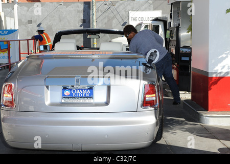 Queen Latifah zeigt ihre Unterstützung für Präsident elect Barack Obama mit einem Aufkleber auf ihrem neuen Rolls-Royce, als sie bei einem 76 Gas Pumpen Stockfoto