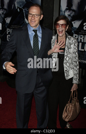 Toby Emmerich, und seine Mutter-New York-Premiere von "Pride and Glory" statt im AMC Lowe Lincoln Square Kinos New York City, Stockfoto