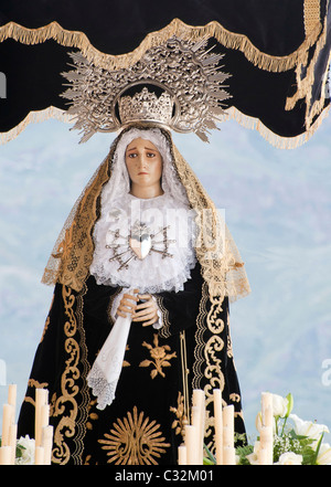 Skulptur der Jungfrau Maria auf einem Schwimmer in einer Prozession am Karfreitag in Turre, in der Nähe von Mojacar, Almeria, Andalusien, Spanien Stockfoto