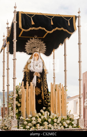 Skulptur der Jungfrau Maria auf einem Schwimmer in einer Prozession am Karfreitag in Turre, in der Nähe von Mojacar, Almeria, Andalusien, Spanien Stockfoto