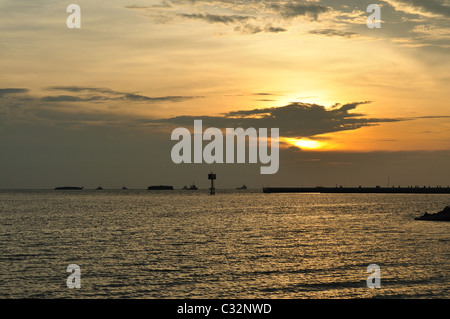 Sonnenuntergang über der Straße von Melaka, Blick von der Anlegestelle, Melaka Stockfoto