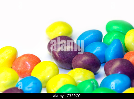 Reihe von bunten Bonbons auf weißem Hintergrund Stockfoto