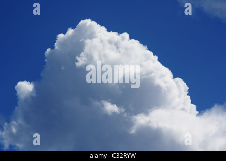 Wunderbaren Wolken gegen blauen Himmel Stockfoto