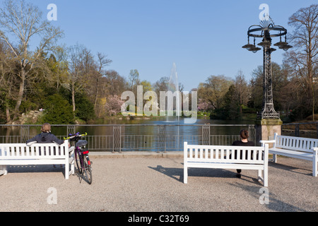 Entspannung im Kurpark in Wiesbaden an einem warmen Frühjahr Nachmittag Stockfoto