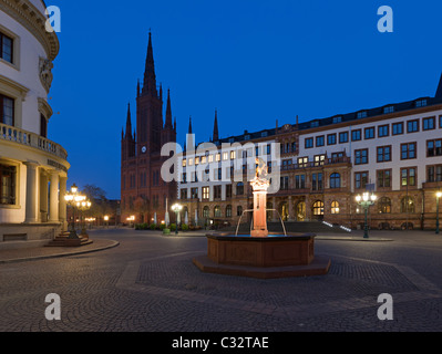 Der Schlossplatz in der Nacht in Wiesbaden, die Landeshauptstadt von Hessen in Deutschland. Stockfoto