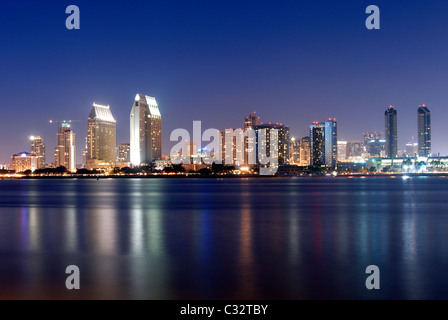 Die Skyline von San Diego leuchtet in der Dämmerung wie von Coronado Island, Kalifornien zu sehen. Stockfoto