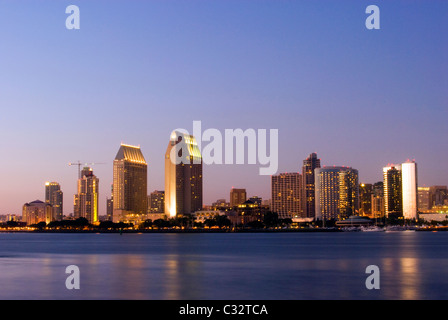 Die Skyline von San Diego leuchtet in der Dämmerung wie von Coronado Island, Kalifornien zu sehen. Stockfoto