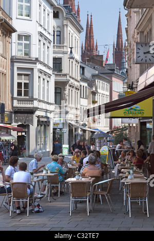 Afresco Essen auf einer der vielen Fußgängerzonen in der Wiesbadener Altstadt Stockfoto