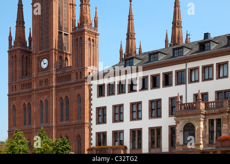 Die Marktkirche (Marktkirche) und Rathaus von Wiesbaden, eine der schönsten Städte in Deutschland. Stockfoto