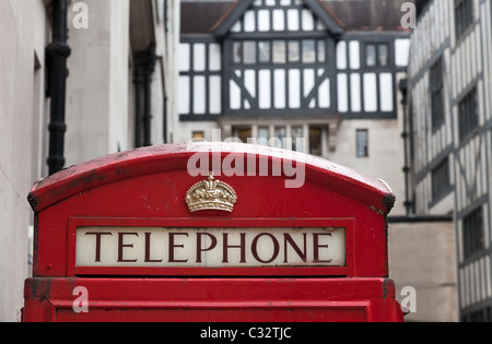 Klassische britische Ikone, die K6 rote Telefonzelle mit einem halb Fachwerk Tudor-Stil Gebäude im Hintergrund. Stockfoto