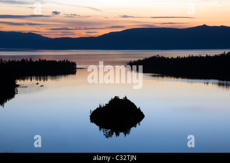 Eine Silhouette von Fannette Island in Emerald Bay bei Sonnenaufgang in Lake Tahoe, Kalifornien. Stockfoto