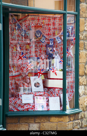 Lasst uns feiern Display im Schaufenster in Sherborne Feier auf der Hochzeit von Prinz William und Kate im April Stockfoto